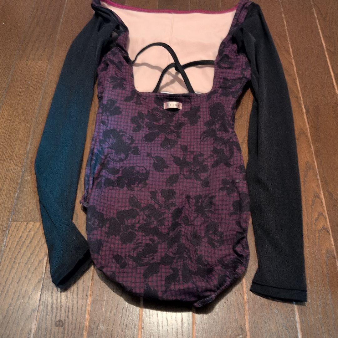 stina バレエレオタード 長袖 紫と黒花柄 - メルカリ