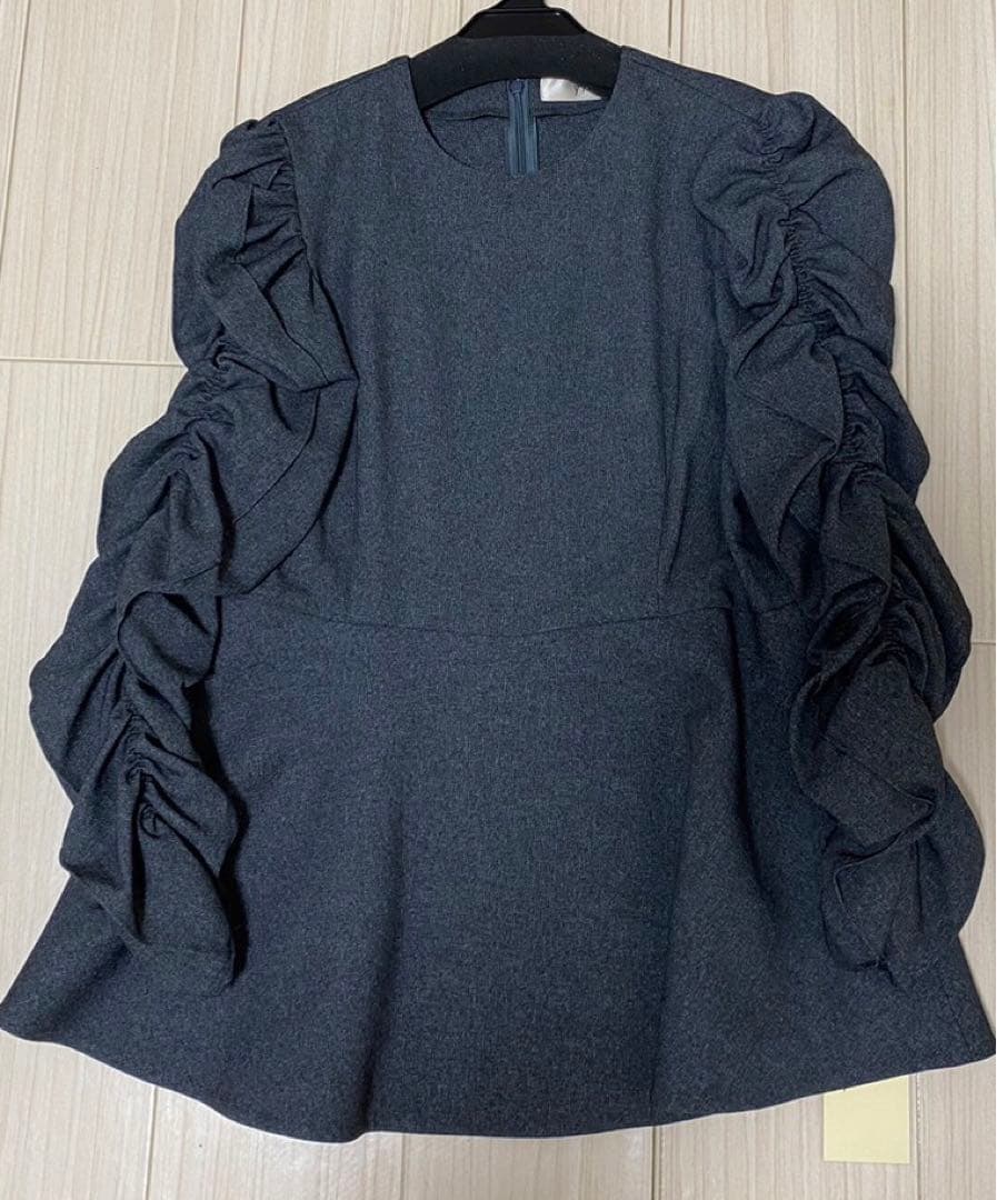 ヘイブ　HEVE タグ付き　新品　シャーリングぺプラムブラウス