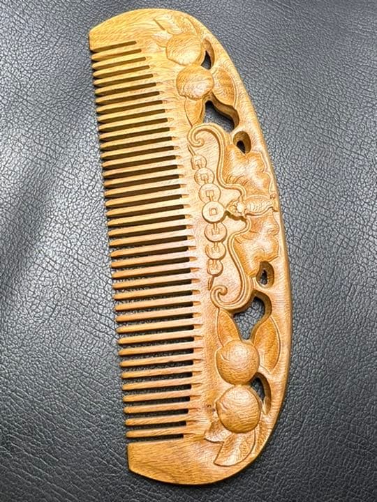 072533  高品質　檀木櫛　福寿模様彫り　56＊157ミリ