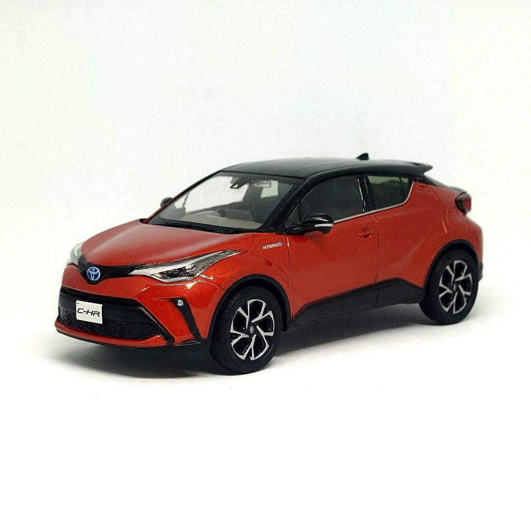 トヨタ C-HR ブラック×オレンジメタリック 1/30 カラーサンプル