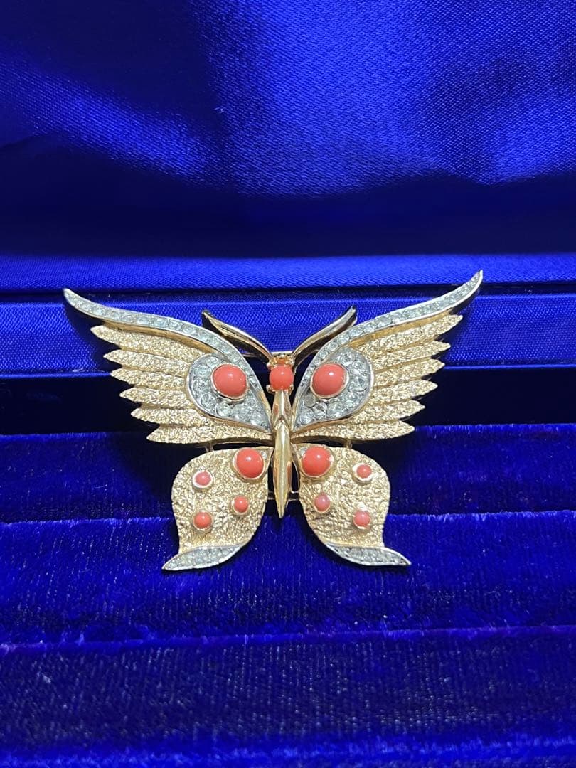 クラウントリファリ　蝶のブローチ