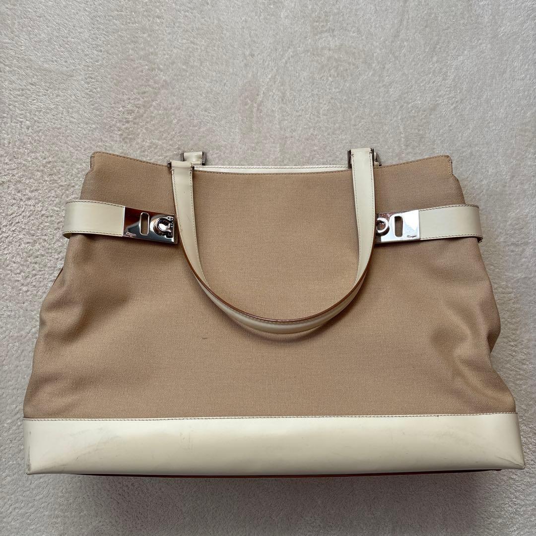 フェラガモ ベージュ キャンバス レザー トートバッグ - メルカリ