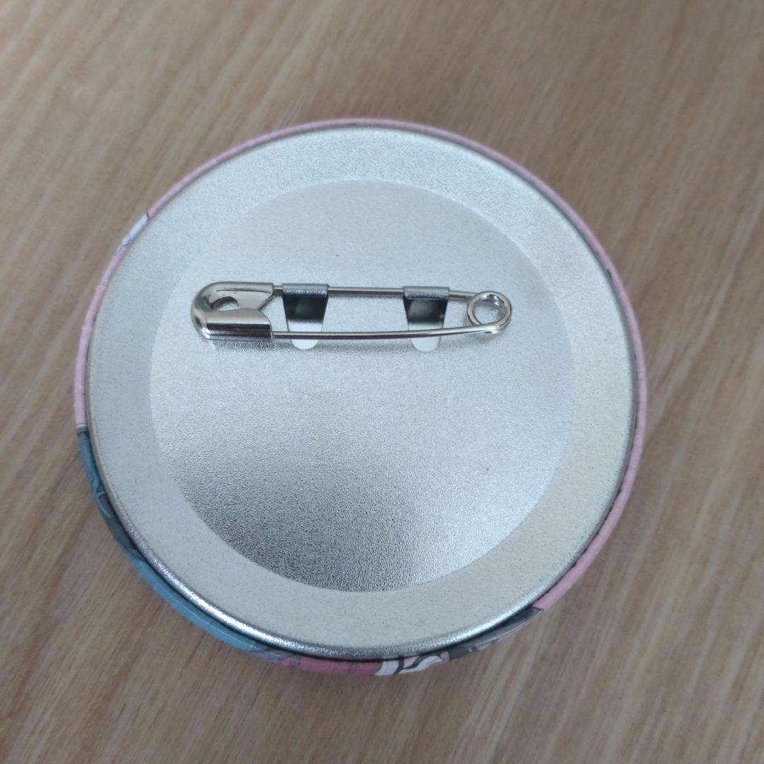 ゆるキャン△ 10周年記念展 各務原なでしこ 缶バッジ - メルカリ