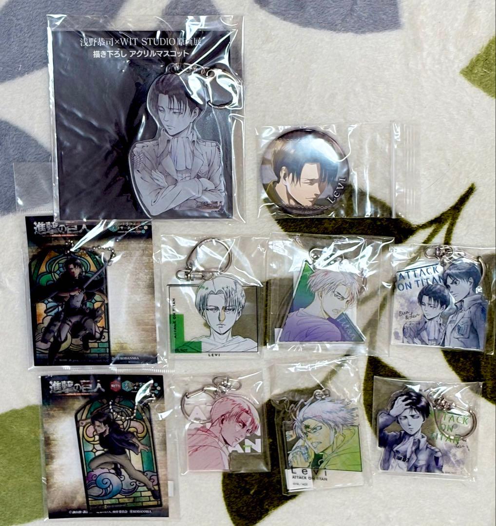 進撃の巨人 リヴァイ アクリルキーホルダー 缶バッジ セット