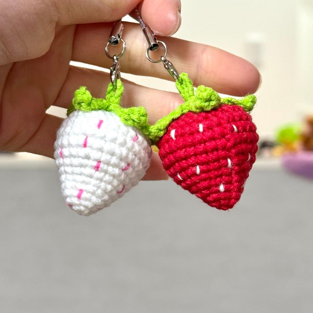 2個セット】いちごのあみぐるみ ストラップ 編み物 ハンドメイド 白 赤