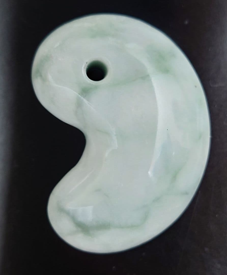 糸魚川翡翠　勾玉　超ぷっくり　大玉