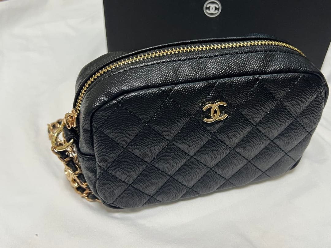 CHANEL レザーショルダーバッグ　ノベルティ