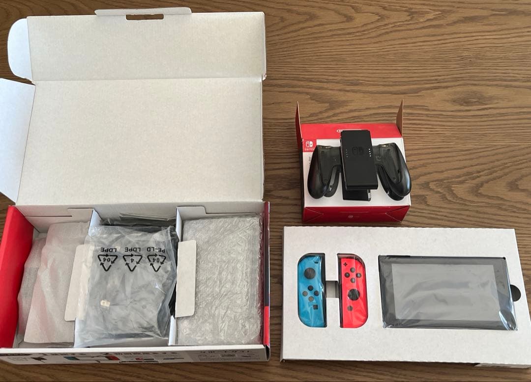 Nintendo Switch本体＋Joy-Con充電グリップ Joy-Con用 充電グリップ 任天堂 Nintendo Switch ニンテンドー