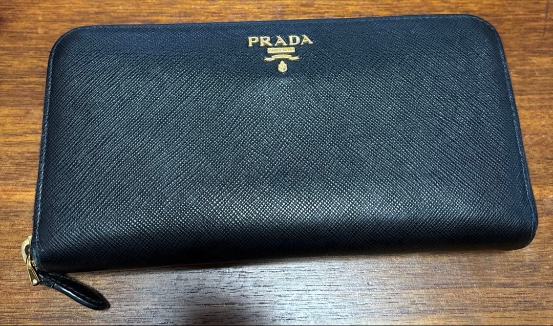 PRADA 黒長財布