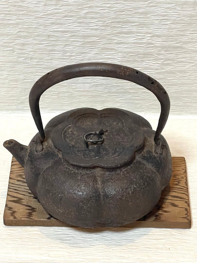 南部鉄器　鉄瓶　鋳鉄製花型急須 花型　アンティーク　置物　時代物 鉄瓶急須0.3リットル 藍色花織り／桜色花織り｜雑貨・日用品｜南部鉄瓶