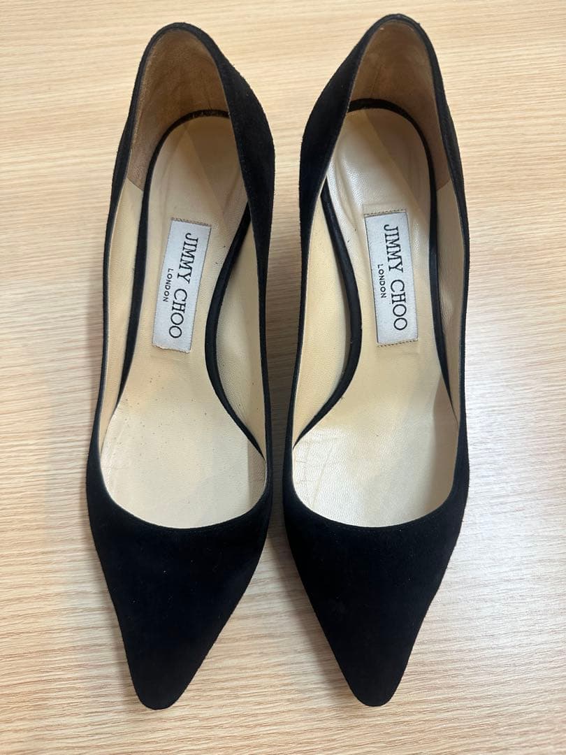JIMMY CHOO ブラックスエード ハイヒール Black Suede Pointed pumps with JC Emblem | LOVE 65 | 24:7 Icons