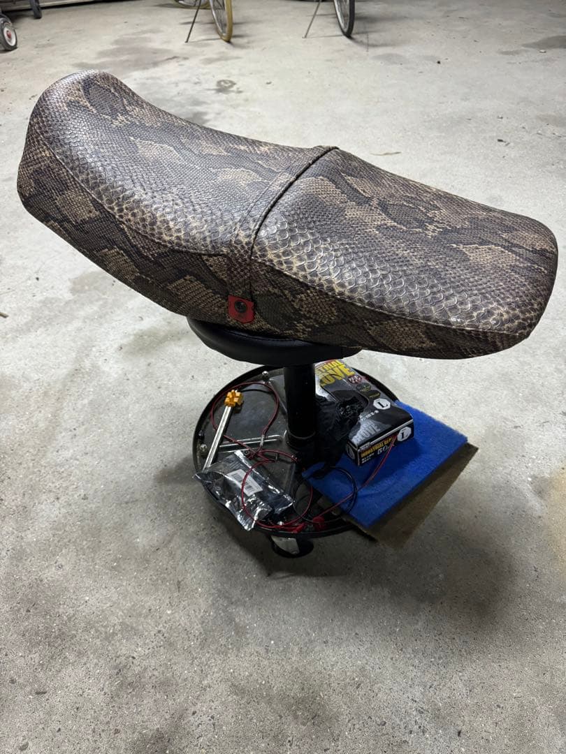 K*g様 XJR400 4HM 蛇柄シート