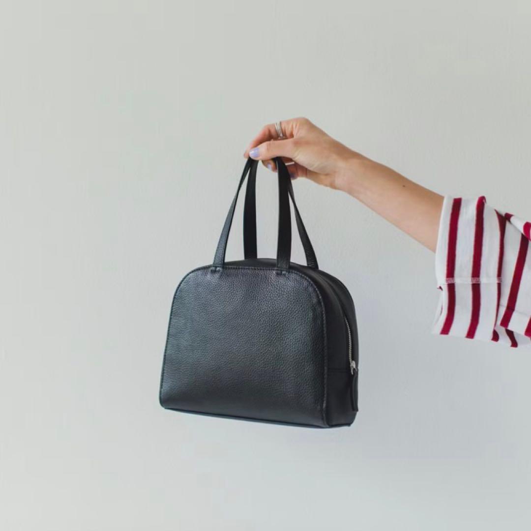 【大人気】美品　「装いを、ちょっと特別に」レザーのミニハンドバッグ / ボストン