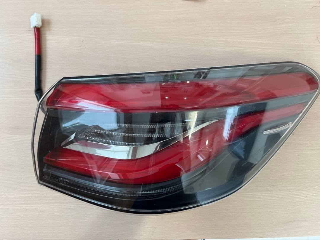 トヨタ　クラウン　220系　テールレンズRH