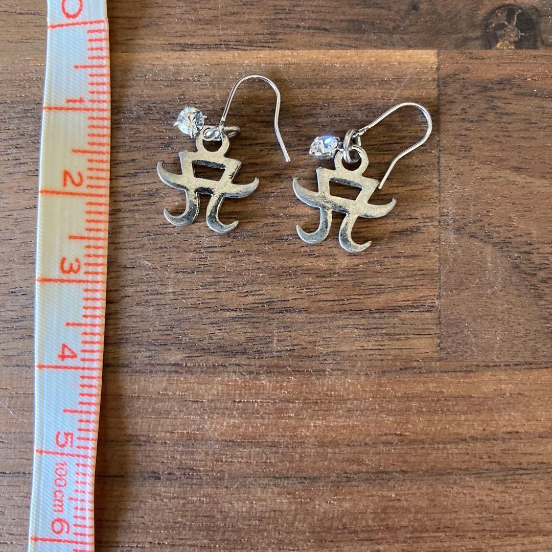 浜崎あゆみ Aロゴ クリスタル付きピアス - メルカリ