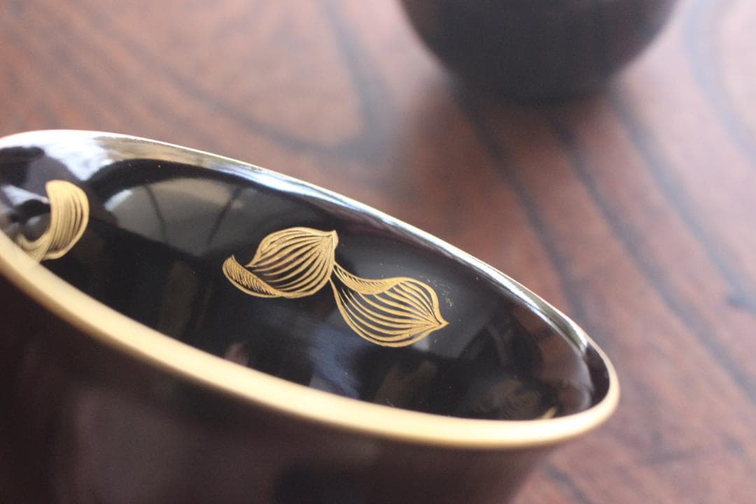 デッドストック！上質金縁黒漆に優美な葉文沈金の映える蕎麦猪口2点