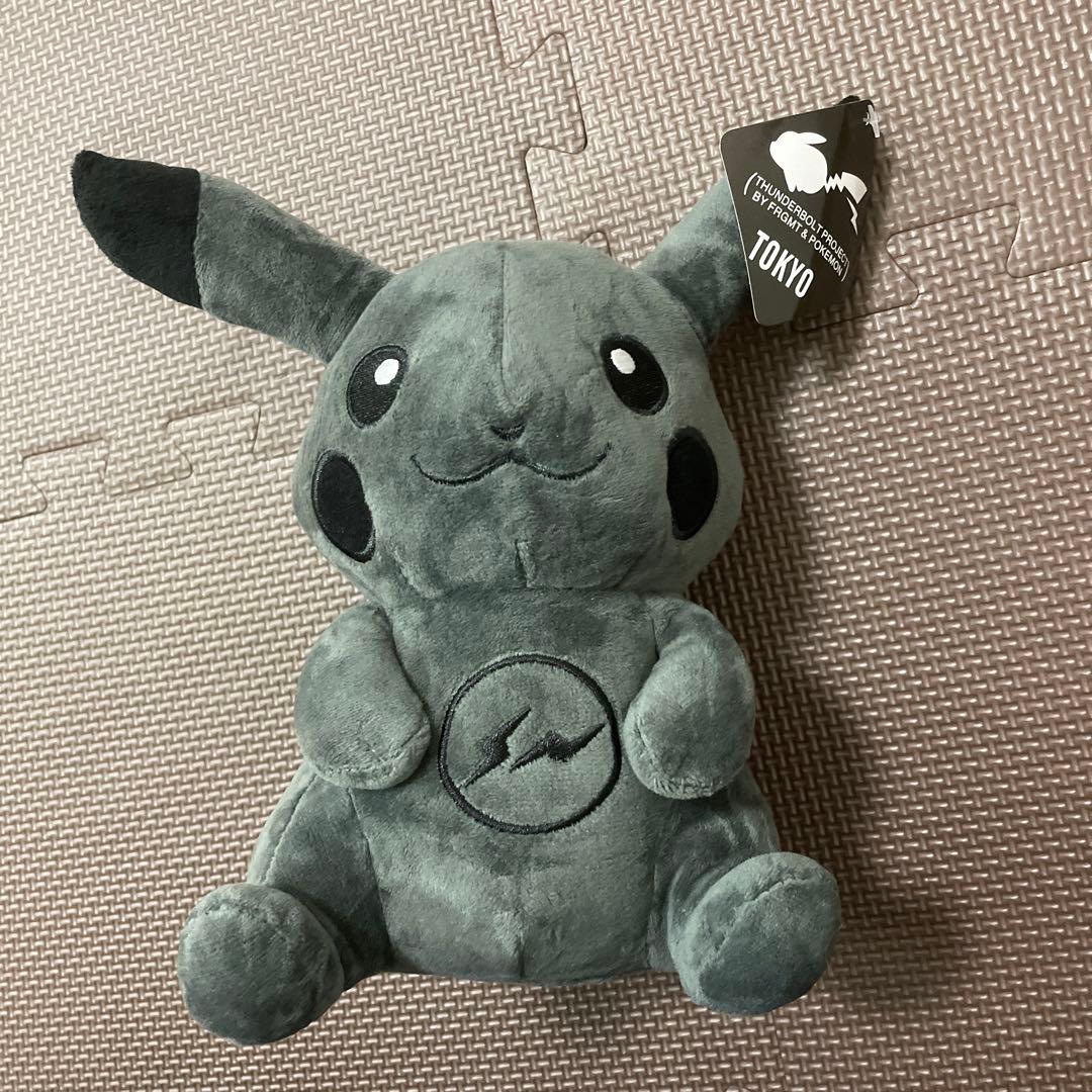 ブラックピカチュウ ぬいぐるみ タグ付き 黒 グレー - メルカリ