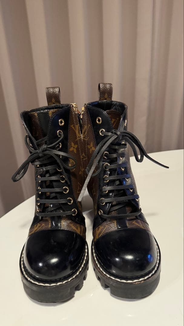 Louis Vuitton ロゴブーティ 高ヒール