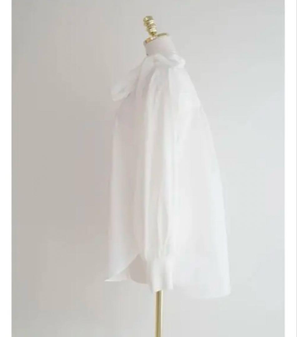 本日限定価格新品格安cen.ボウタイブラウス リボン付きホワイトブラウス