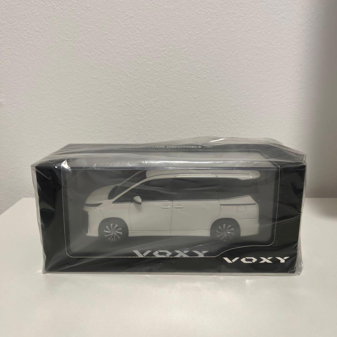 トヨタ VOXY ヴォクシーミニカー 1/30 ホワイトパールクリスタルシャイン