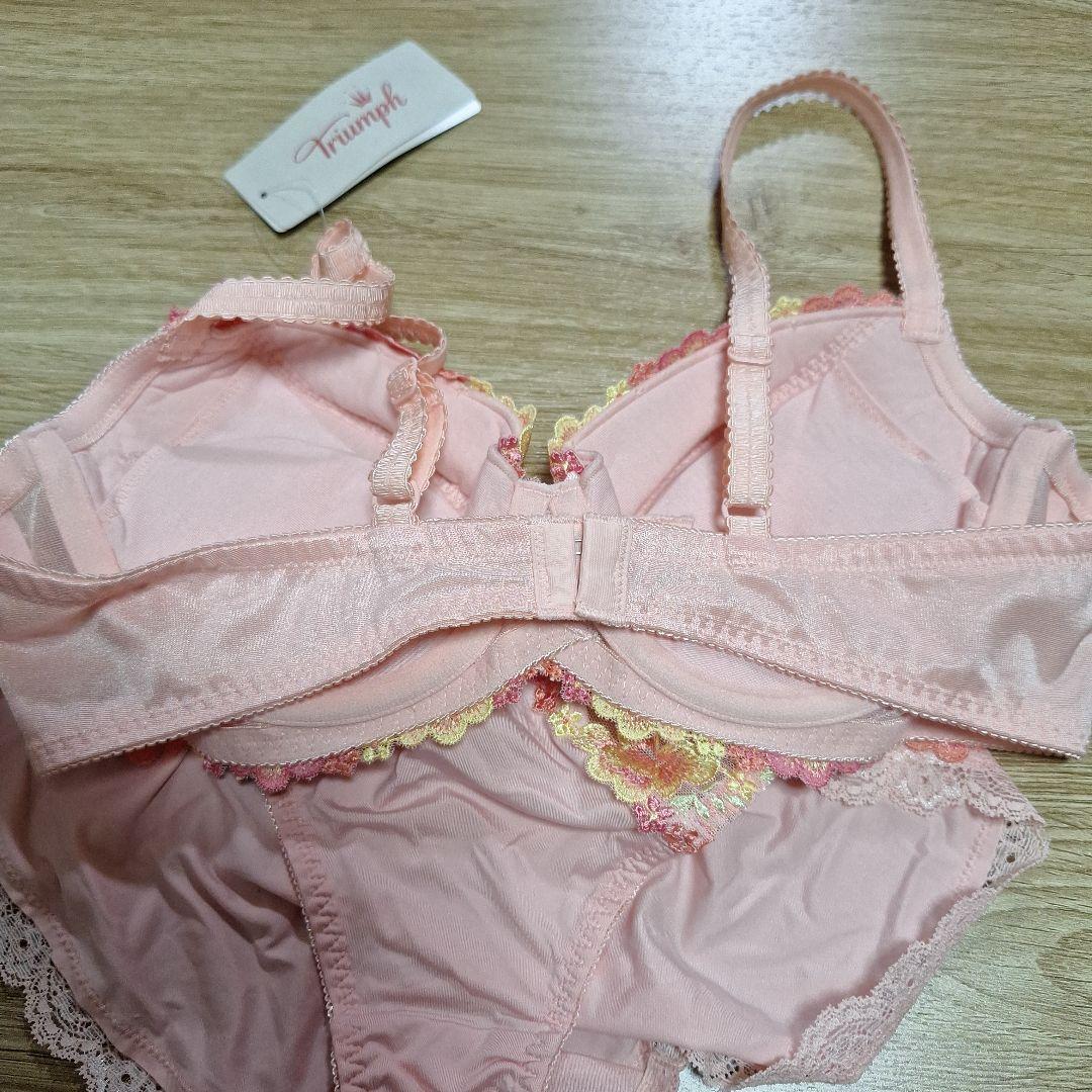 Triumph 花柄刺繍 ブラジャーショーツセット C80 - メルカリ
