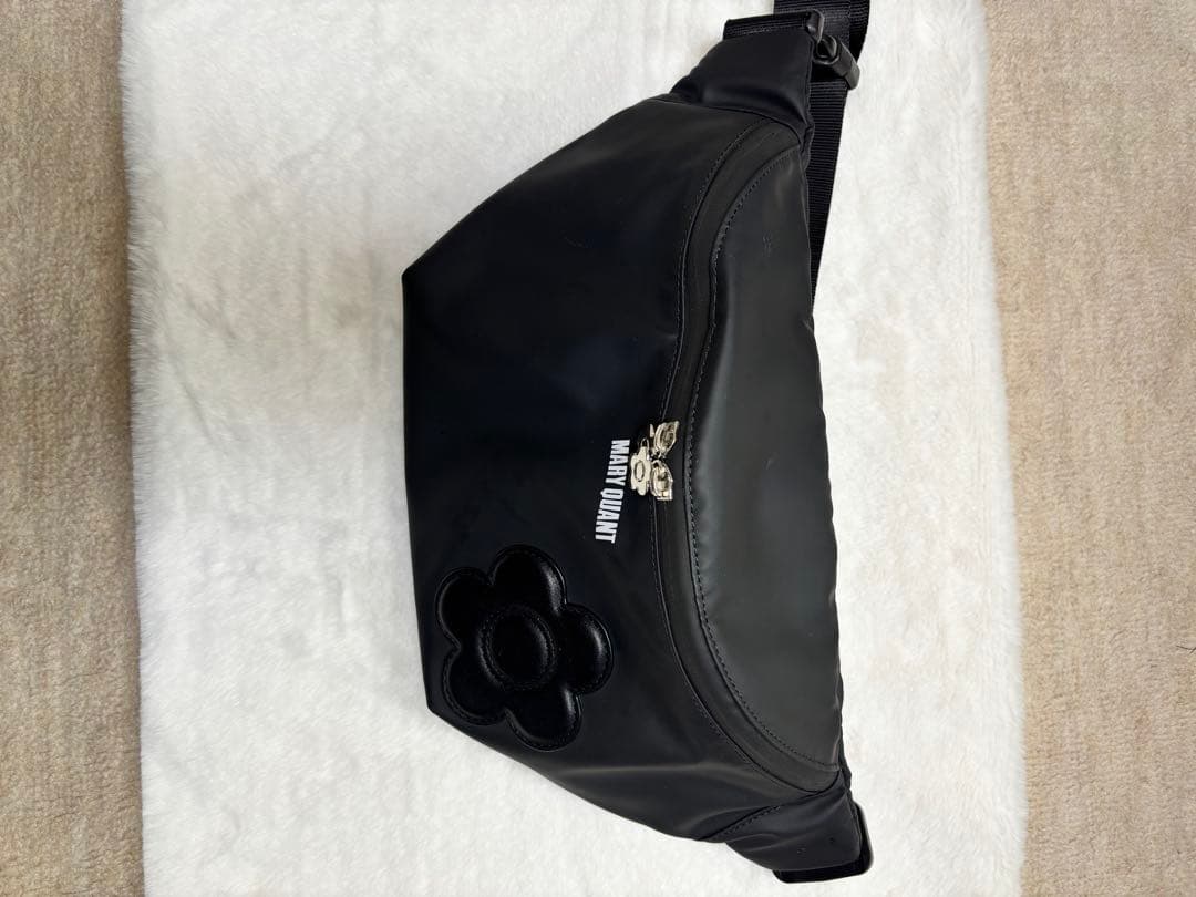 MARY QUANT ブラック ボディバッグ - メルカリ