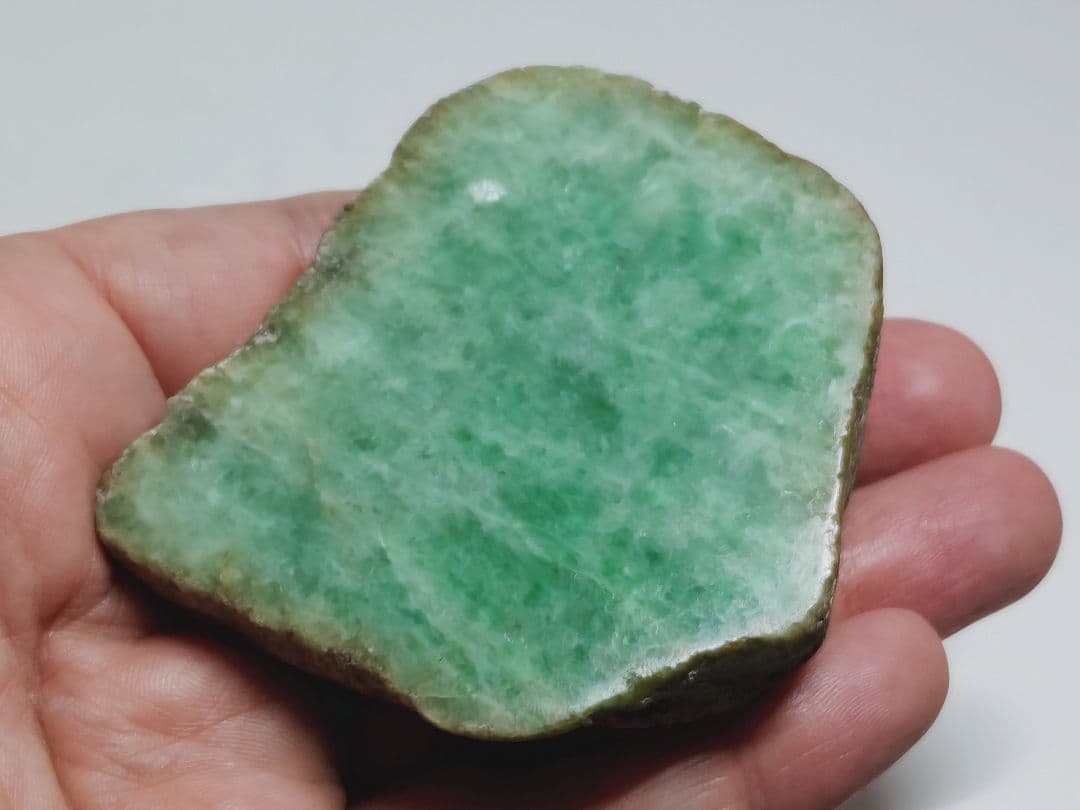 鮮緑 180g 翡翠 ヒスイ 原石 鑑賞石 自然石 誕生石 鉱物 鉱石 水石