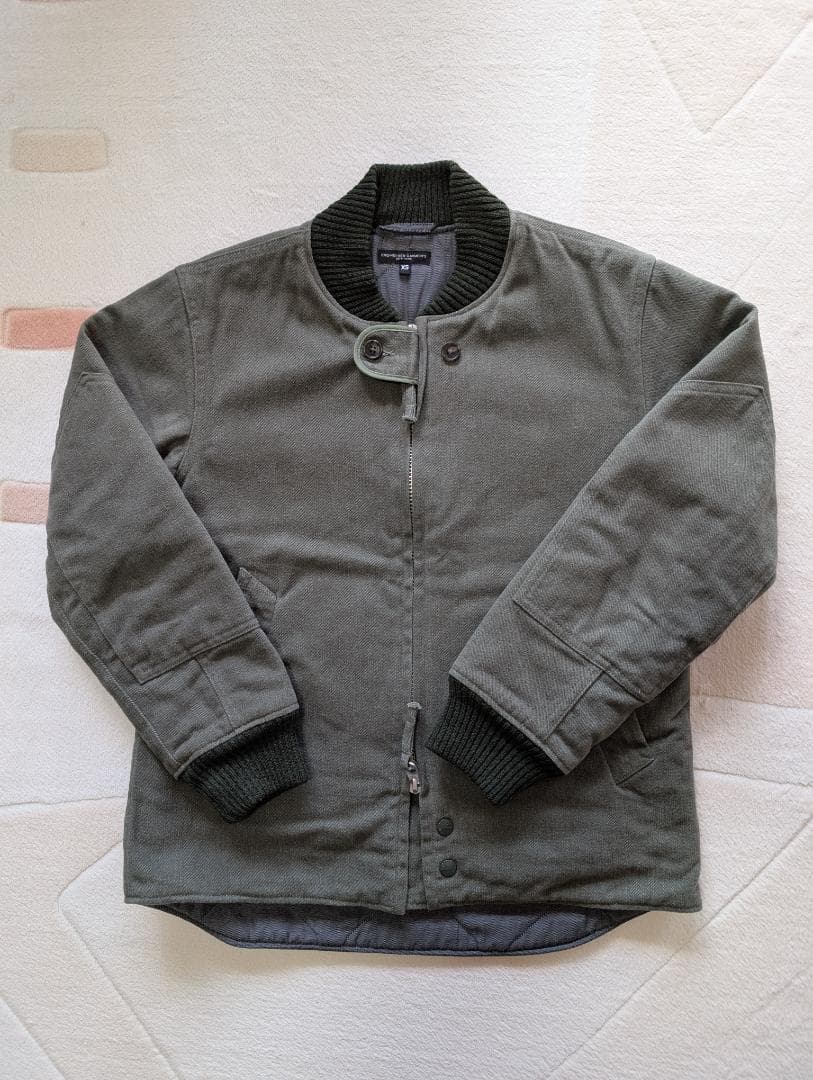 オリーブグリーンのジャケット（エンジニアードガーメンツ）