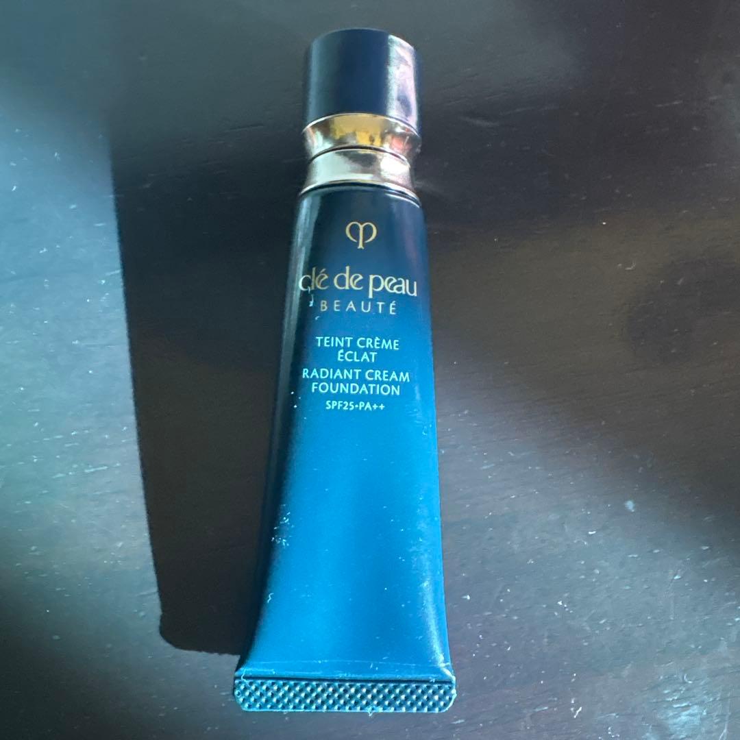 クレドポーボーテタンクレームエクラオークル10 クレ・ド・ポー ボーテ タンクレームエクラn オークル10をレビュー