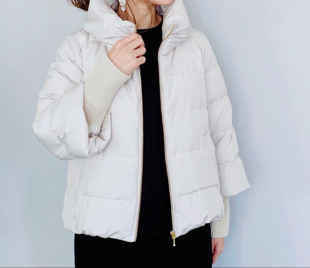 フード付きライトベージュダウンジャケット