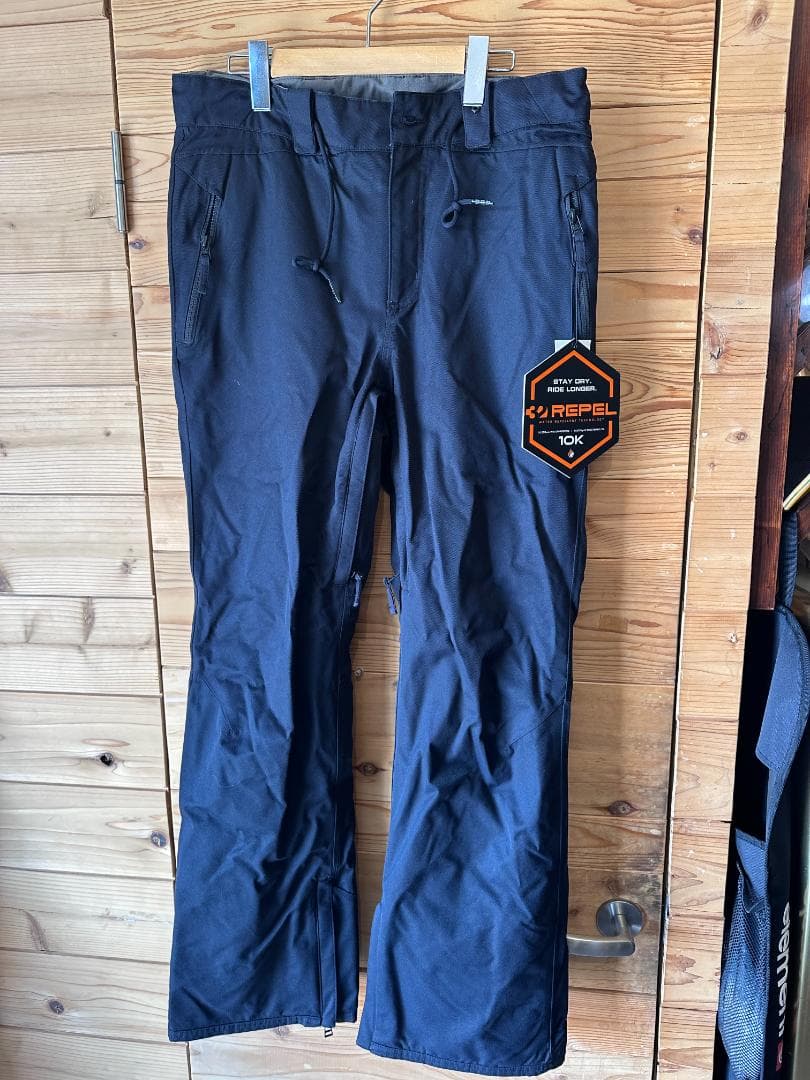 スノーボードウエアー　THIRTYTWO 細身シリーズ　新品展示品処分価格　M