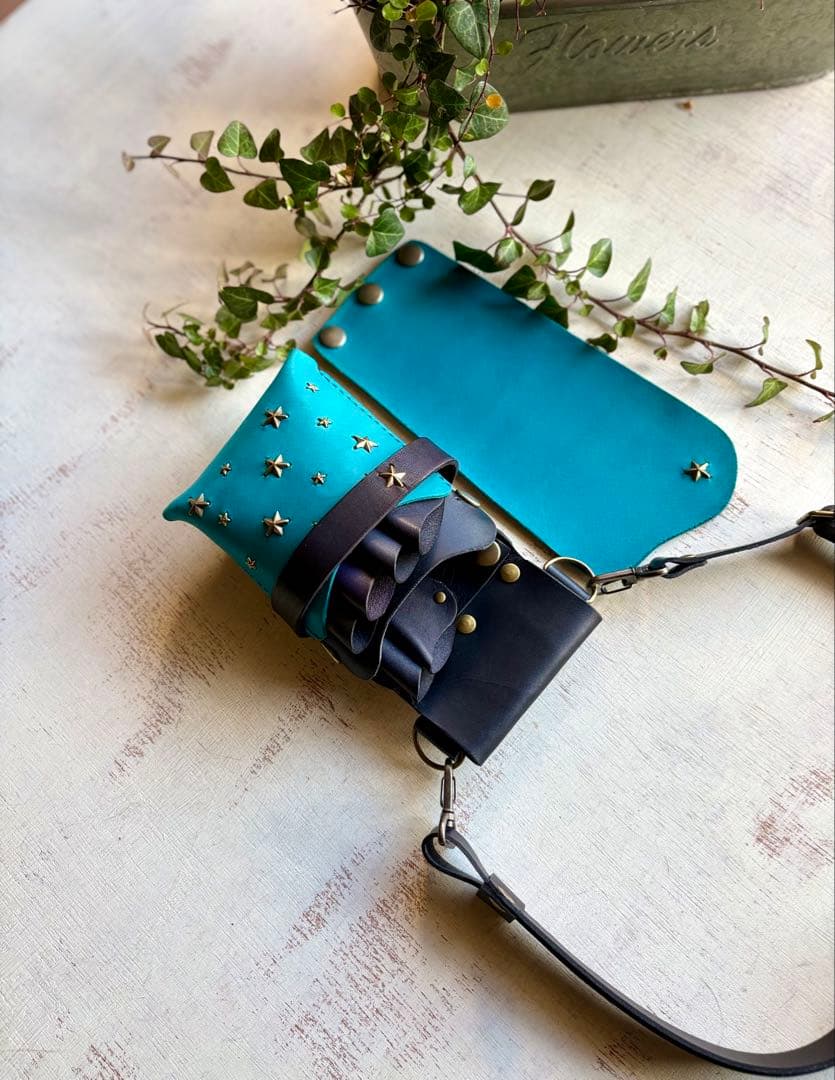 ヌメ革ブラック、手染めターコイズの蓋付きコンパクトシザーケース ヌメ革ナチュラルローズ型押しの大人可愛いシザーケース - coocs works