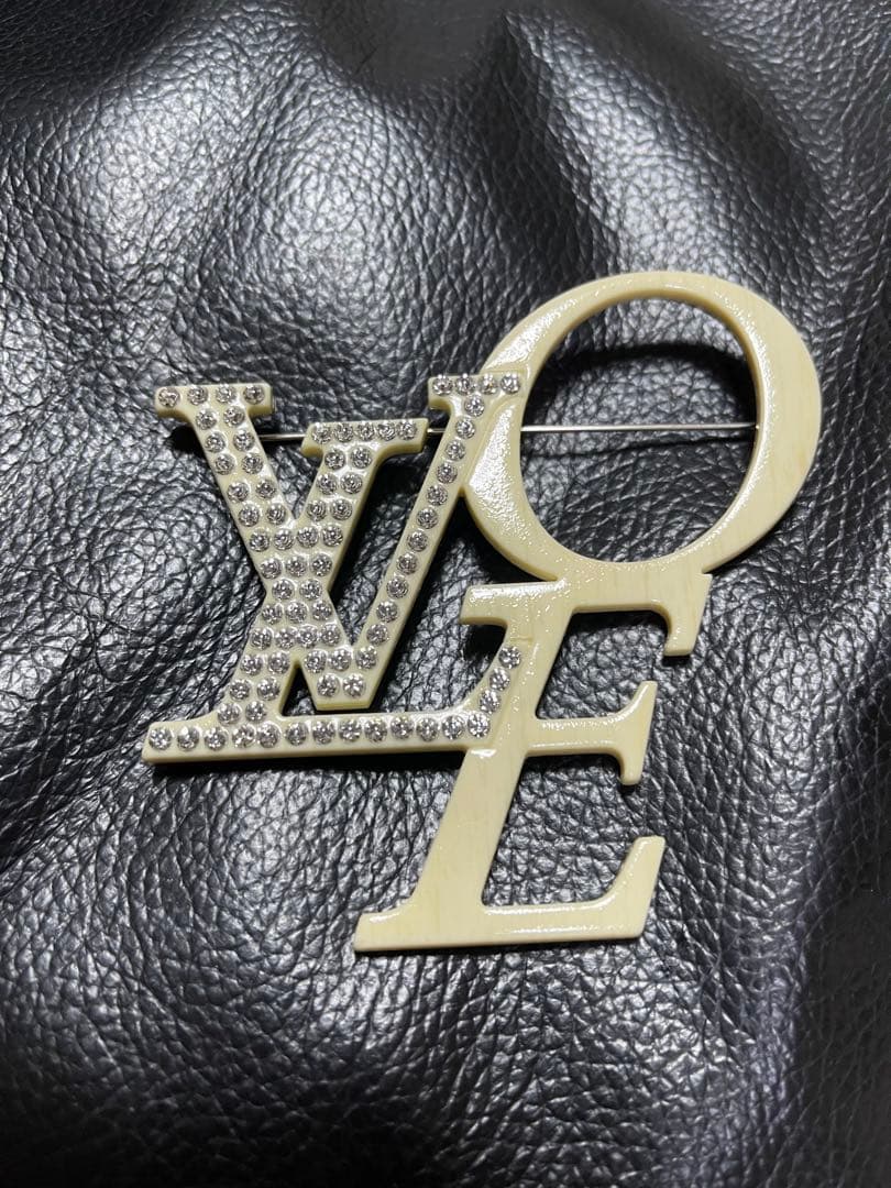 LVロゴブローチ アイボリー シルバー