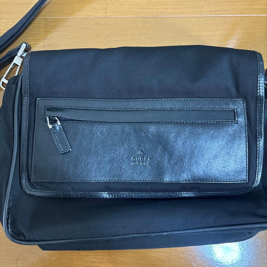 GUCCI ブラック メッセンジャーバッグ