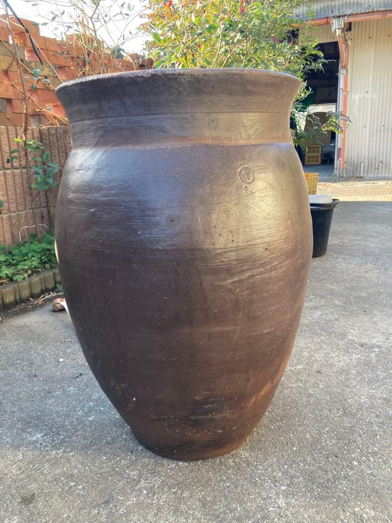 時代物 陶器の大型甕 古い壺 。茶褐色。和モダン 高さ64センチ