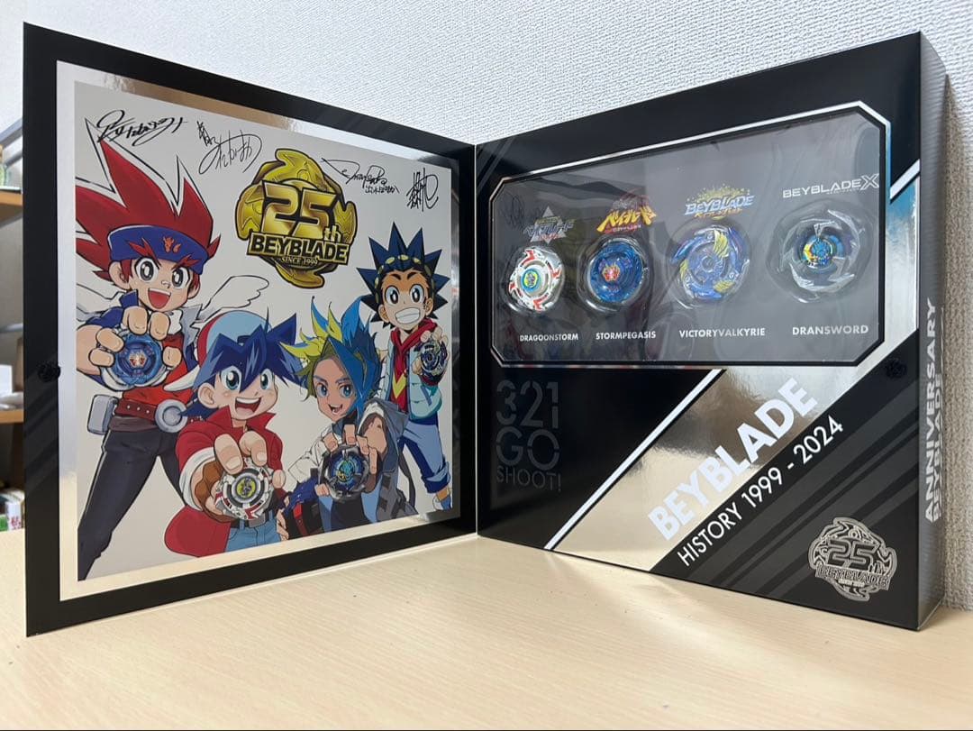 ベイブレード x 25周年記念セット Beyblade X 25th Anniversary Set with 4 Tops & 4 Launchers, Ages 8+