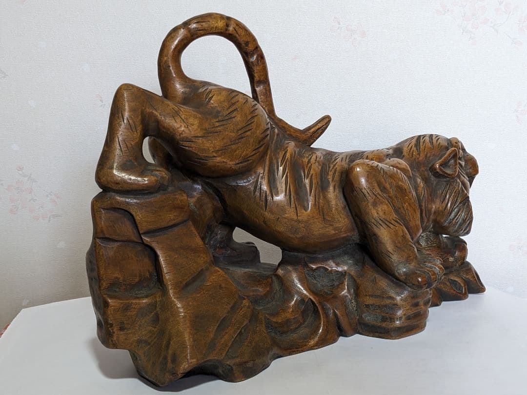 ♢木彫 虎 透し彫り 一点物 飴色 トラ 寅 干支 縁起物 置物古美術品