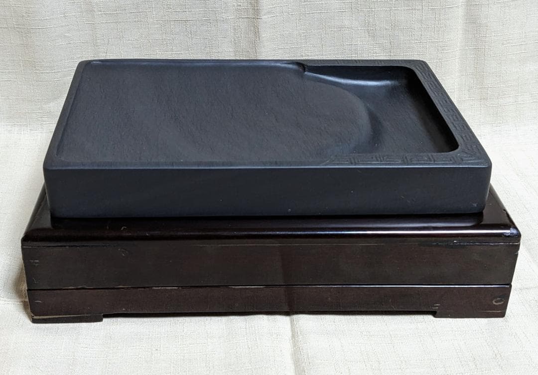 □歙州硯□蒼黒中に穏やかな水波細羅紋□雷文