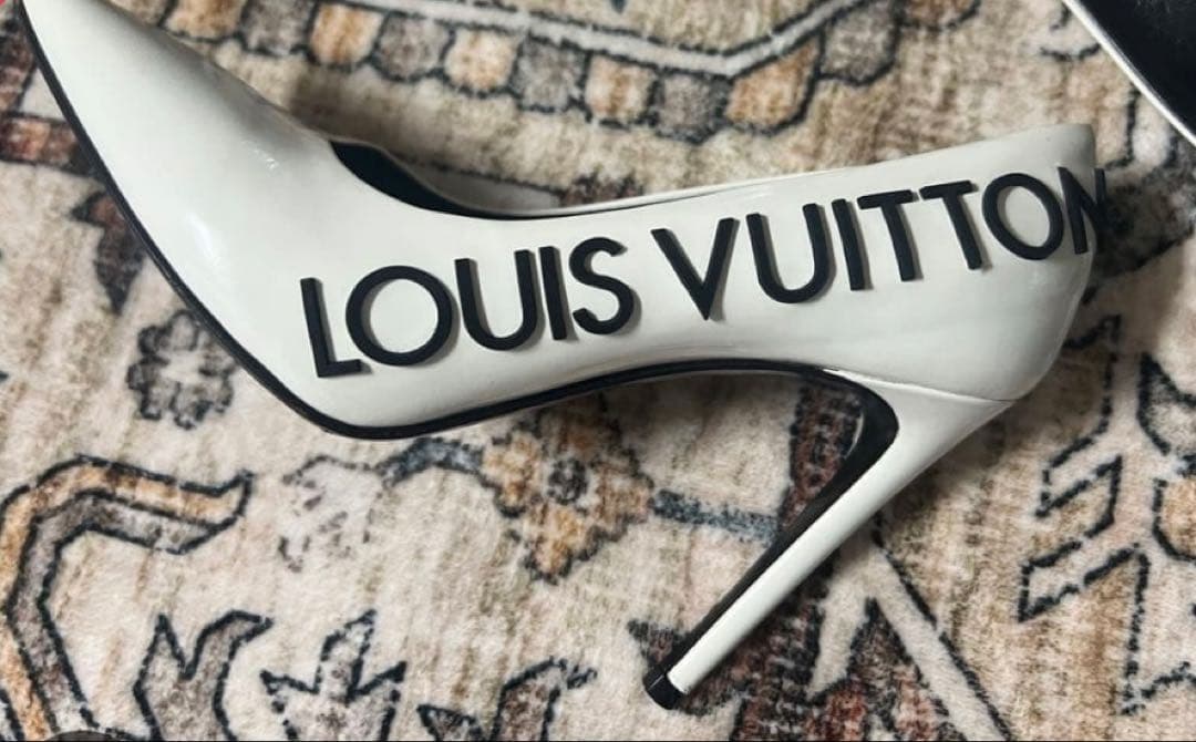 中古美品　ルイヴィトン　ポインテッドトゥ　パンプス　ホワイト　黒　ロゴ