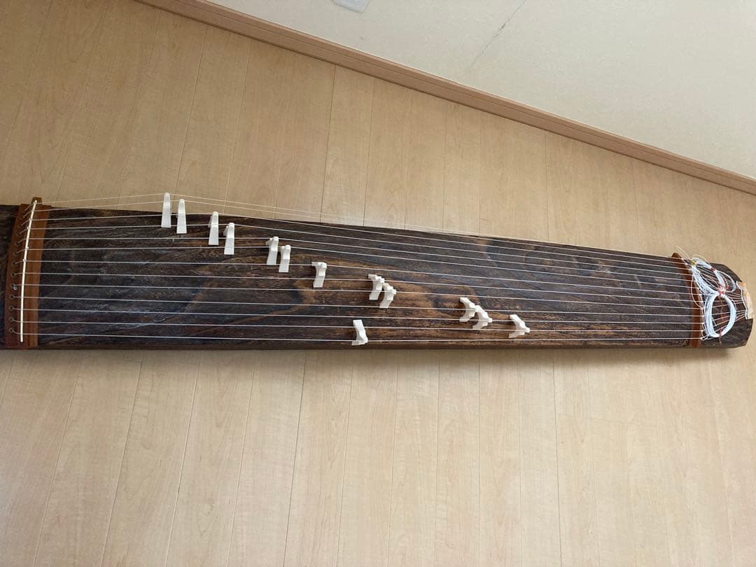 琴　伝統的な木製の筝 13弦付き