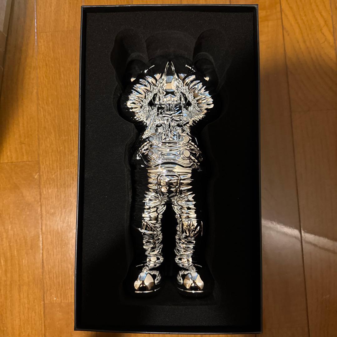 KAWS:HOLIDAY SPACE フィギュア