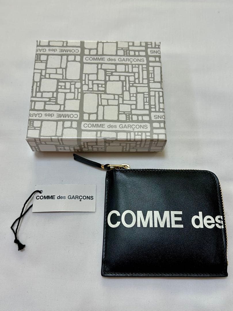 コムデギャルソン 財布 HUGE LOGO ZIP WALLET