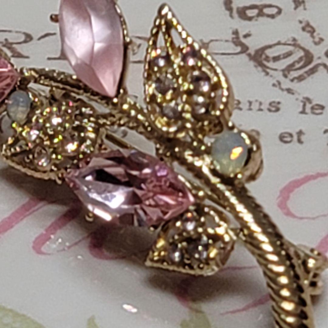 ヴァンドームブティック ブローチ ピンクの葉 - メルカリ