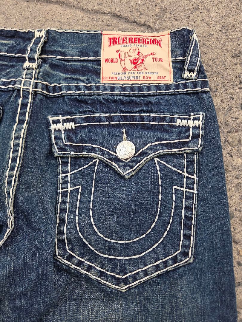 トゥルーレリジョン ホワイト太ステッチ ブーツカット デニムパンツ