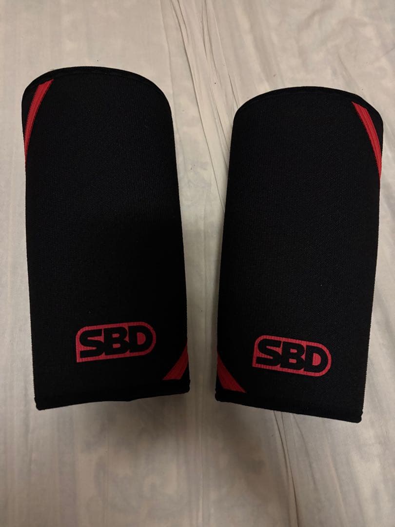 SBD リフティングスリーブ ブラック/レッド ウェイトリフティングニースリーブ | SBD Apparel Japan