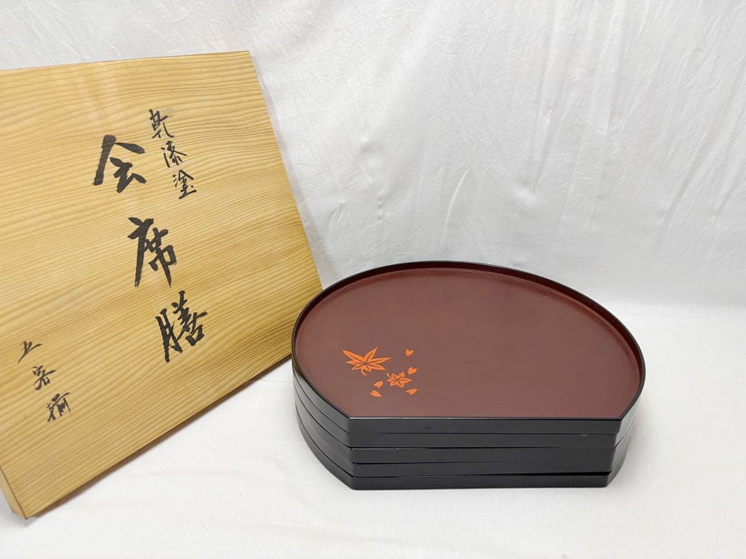 未使用 懐石道具 乾漆塗 半月膳会席膳 5枚組 紅葉蒔絵 懐石盆 会席膳 共箱 天然木製漆塗 輪島塗 半月形会席膳 4枚セット - 生活骨董と古布の
