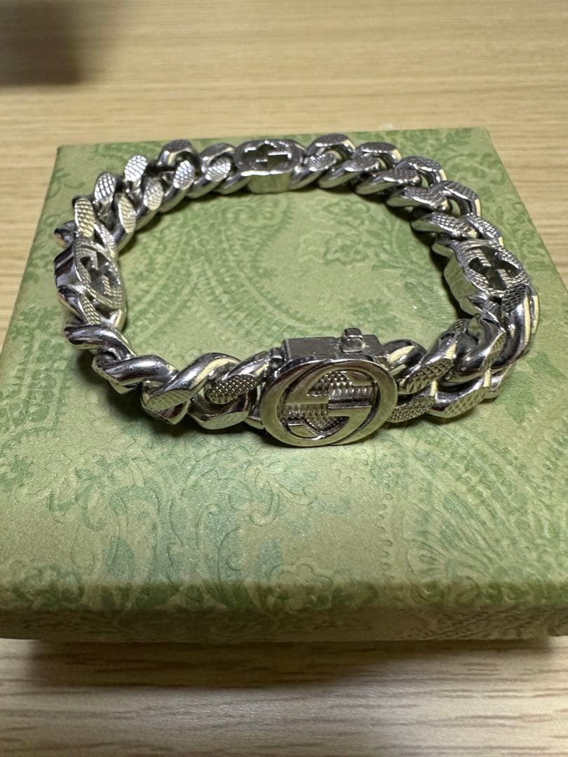 GUCCIシルバーロゴ ブレスレット