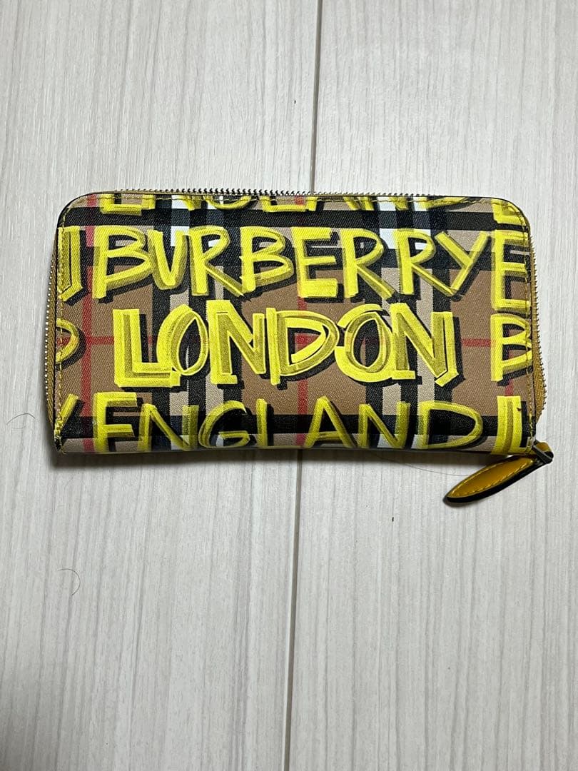 Burberry ロゴプリント グラフィティ　長財布