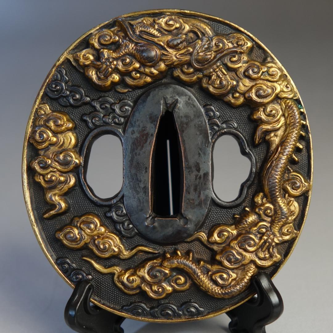 【雲龍図鍔 赤銅魚子地 高肉彫 鍍金】(鍔箱・布団付) 鍔 鐔 刀装具 武具