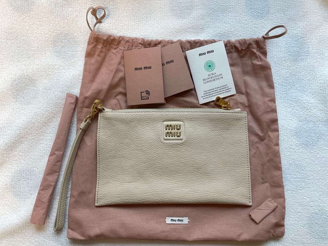 【新品未使用】Miumiu マドラスレザーのポーチ